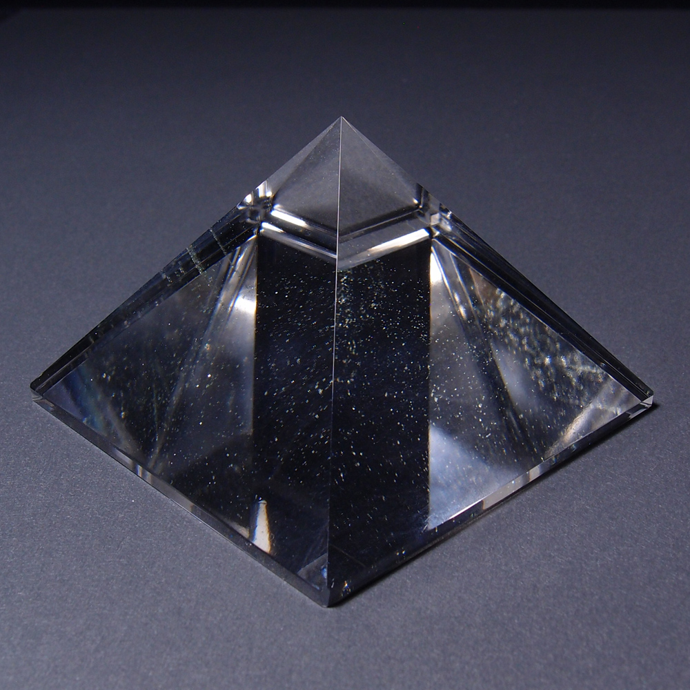 ピラミッド天然白水晶金字塔セート透明度最高級超珍品購入を考えてい